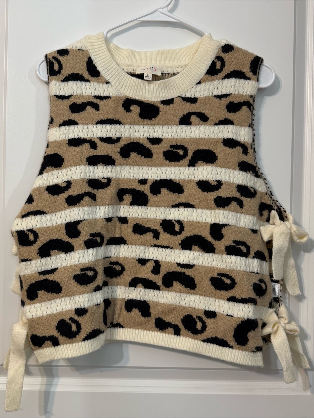 BiBi Leopard Print Side Tie Sweater Vest Size Large Cream Tan Sleeveless Knit